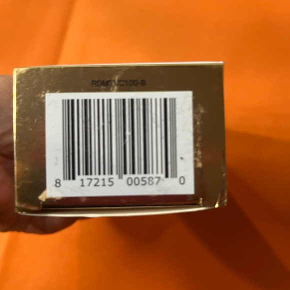 Vitamin C Under-Eye Roller Serum - Gold and White - Picture 7 of 8